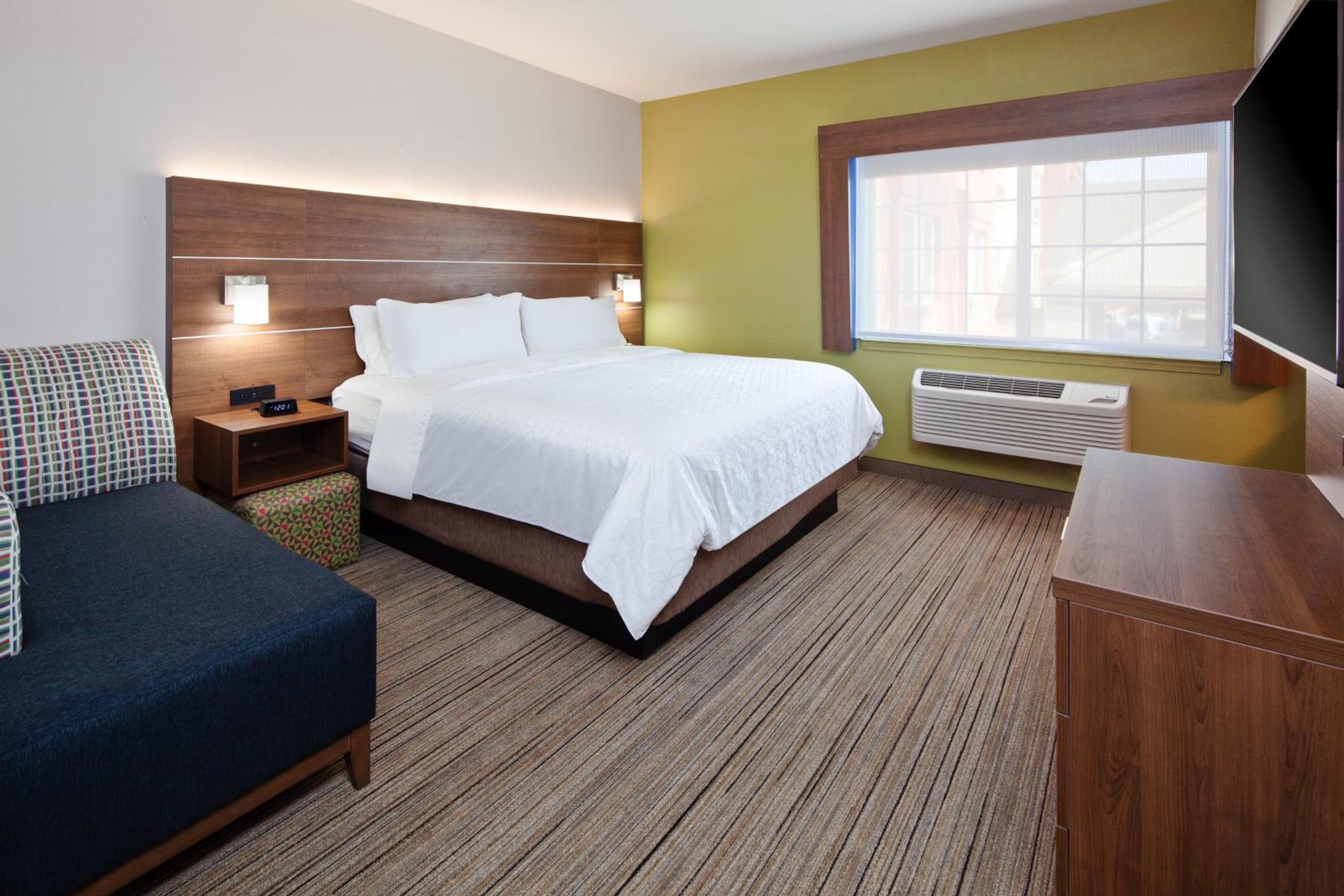 One-Bedroom King Suite - Non-Smoking - Photo 3