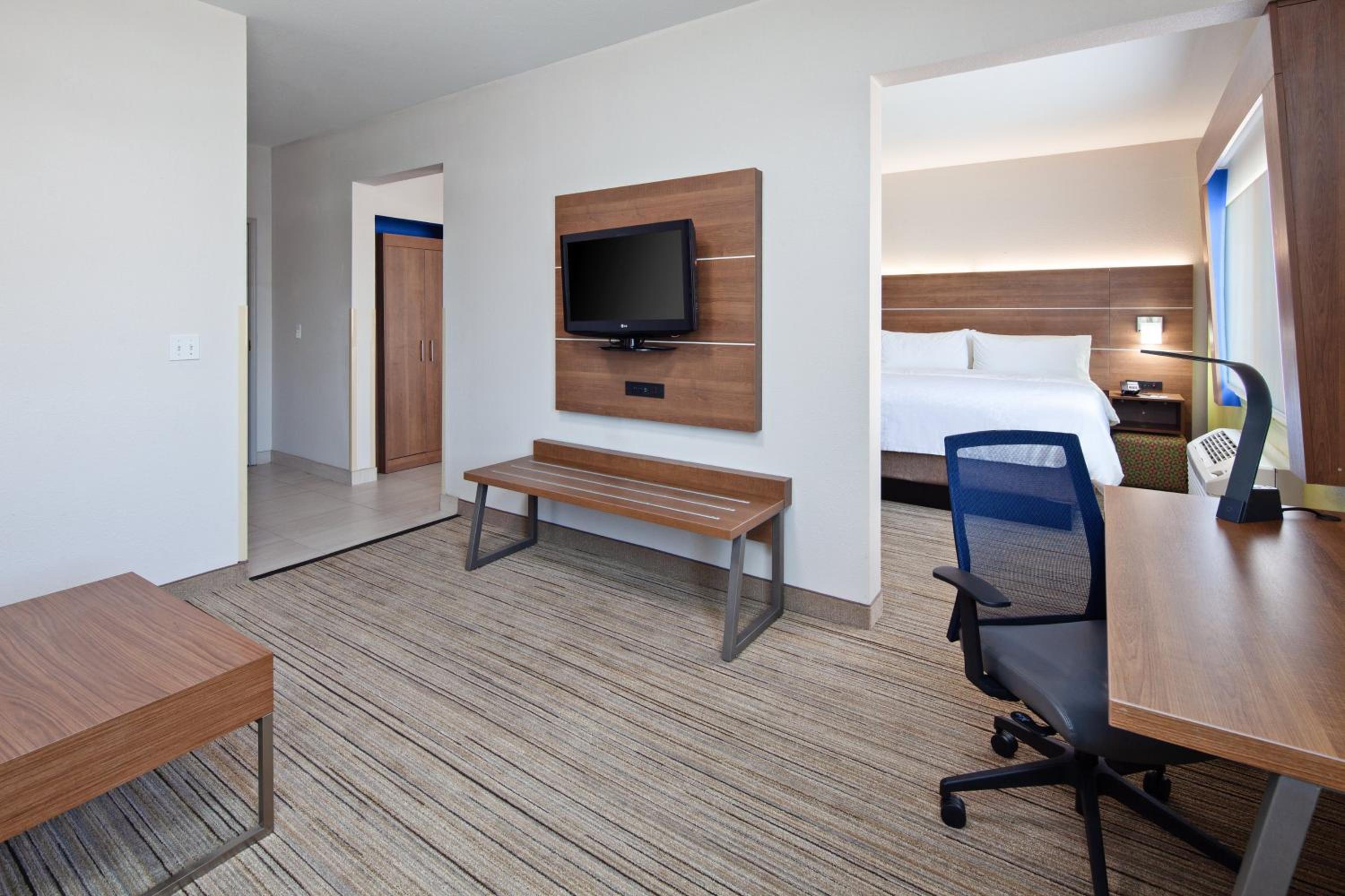 One-Bedroom King Suite - Non-Smoking - Photo 1