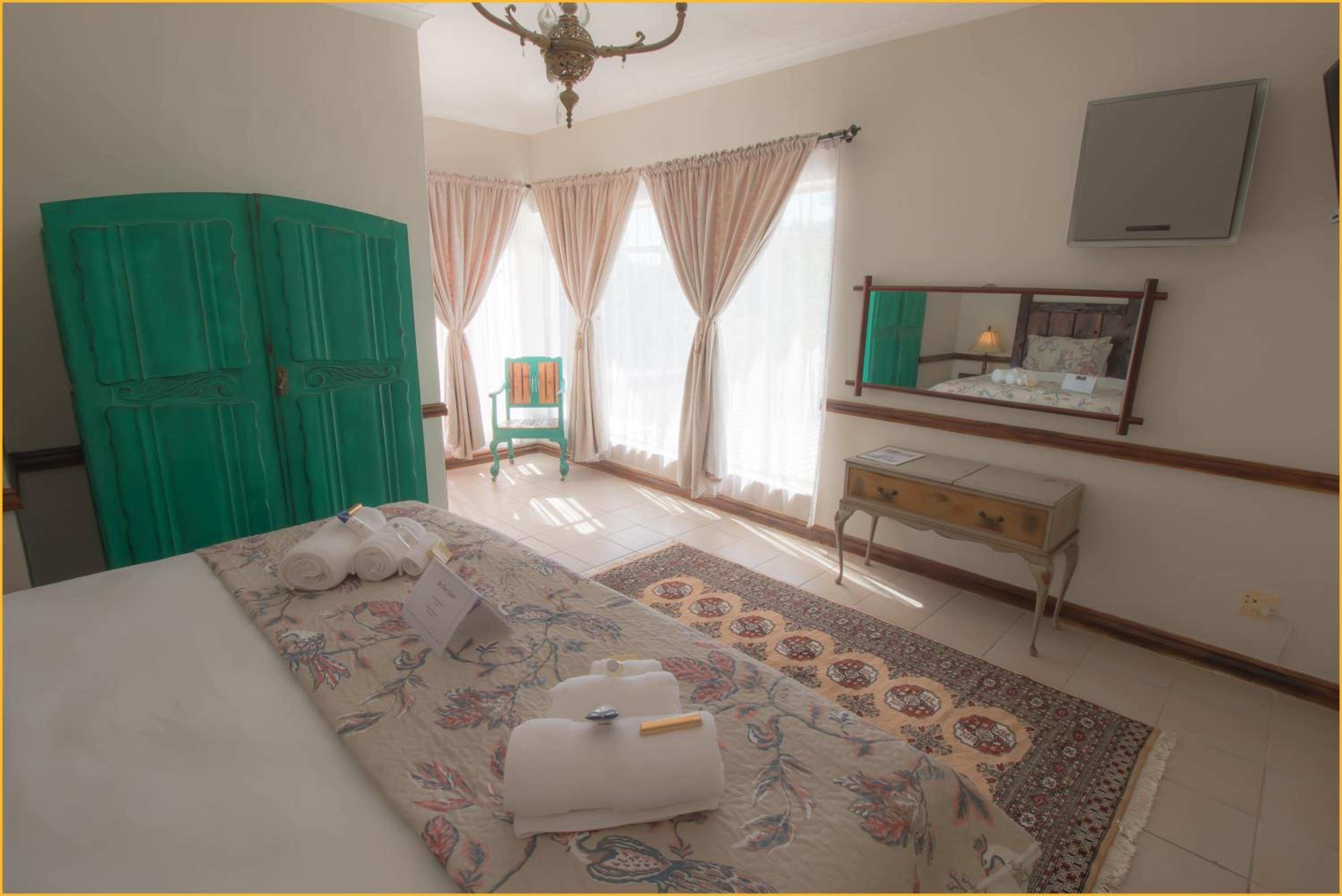 Standard King Room photo 3