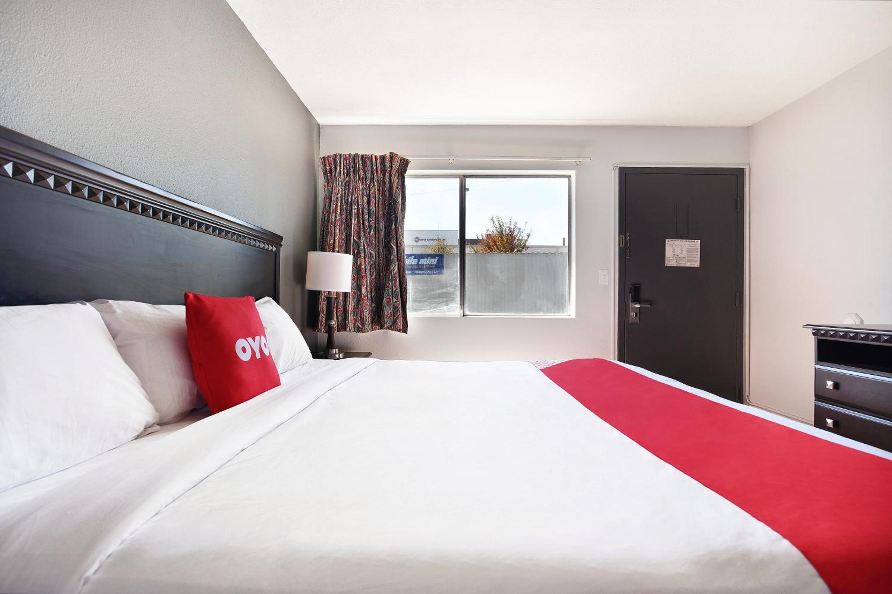 Premium King Bed - Photo 9