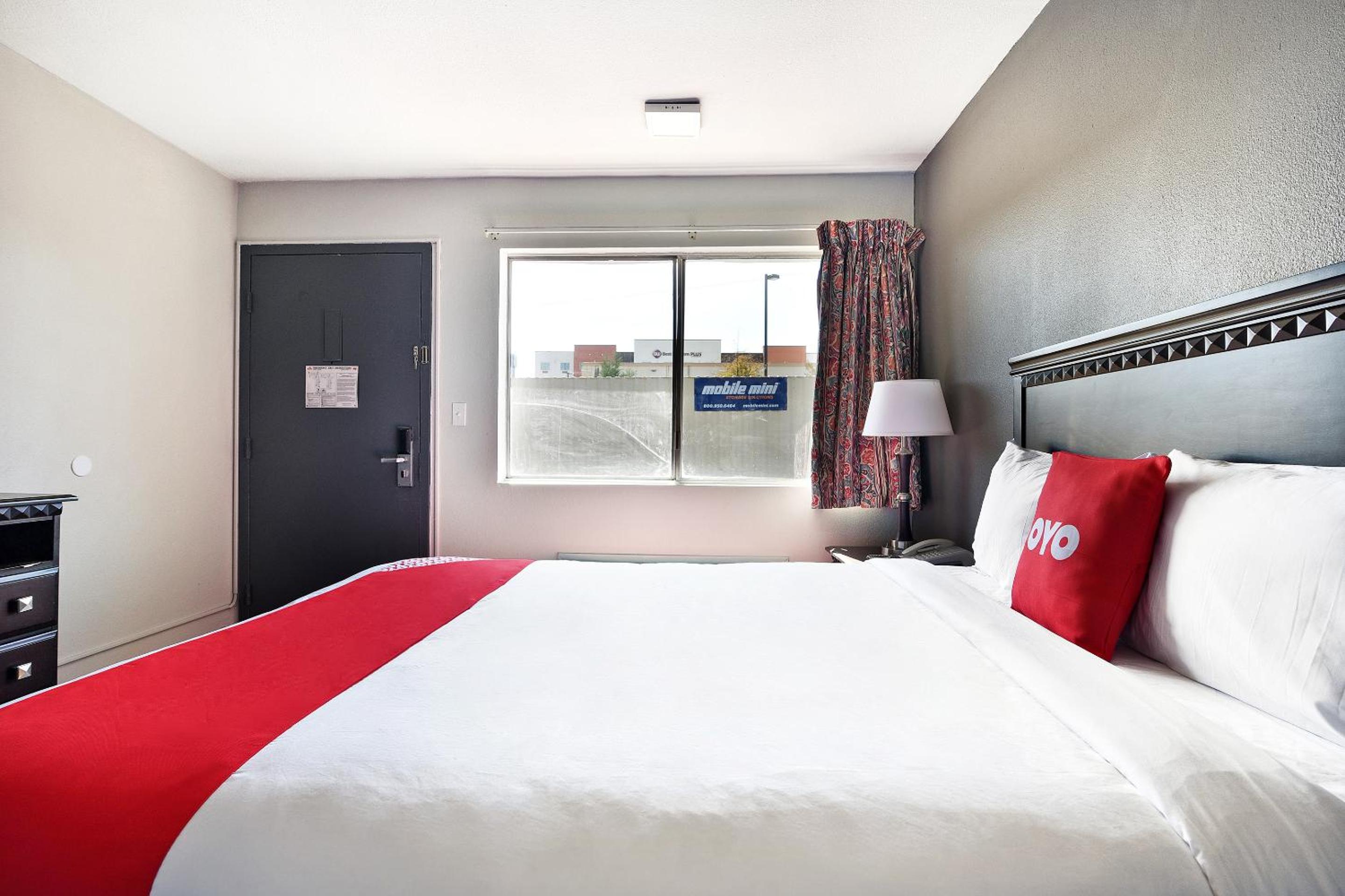 Premium Queen Bed Smoking - Photo 8
