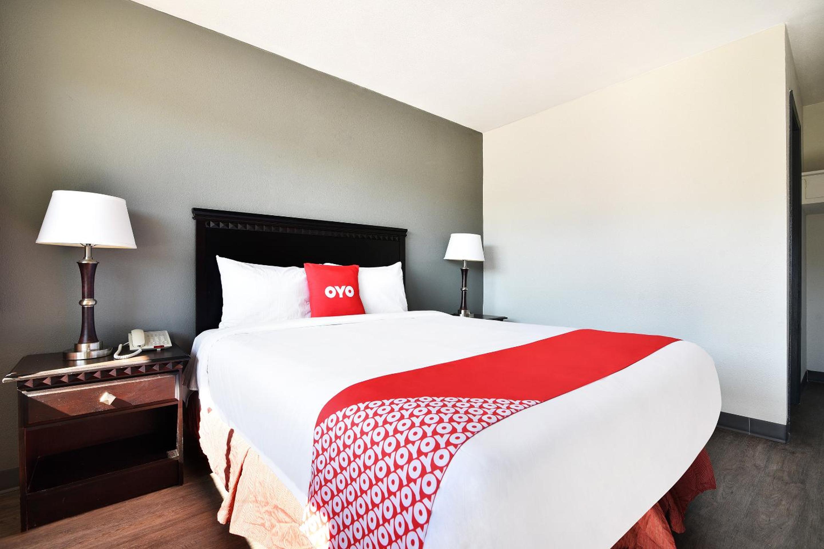 Premium Queen Bed Smoking - Photo 1