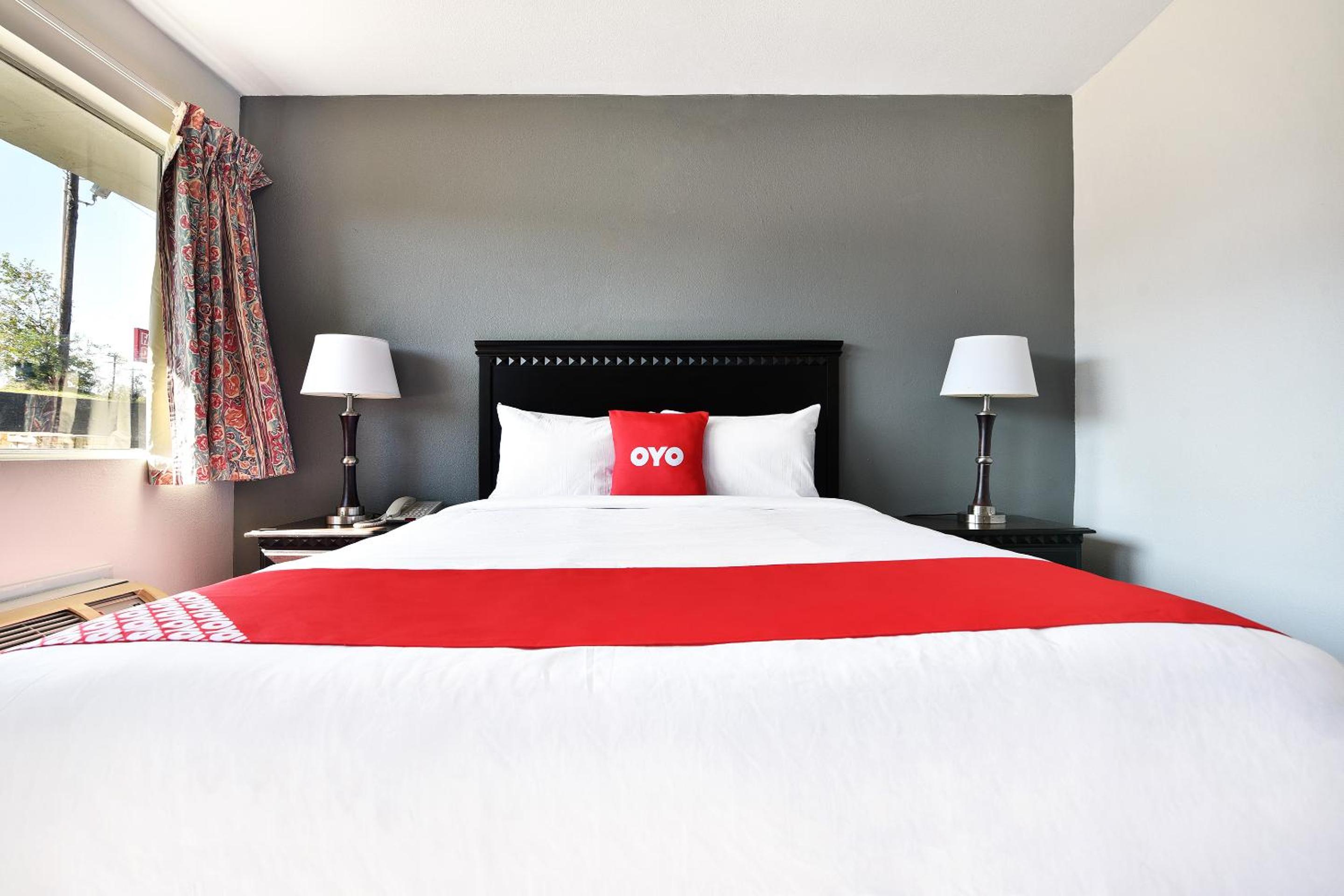 Premium Queen Bed Smoking - Photo 6