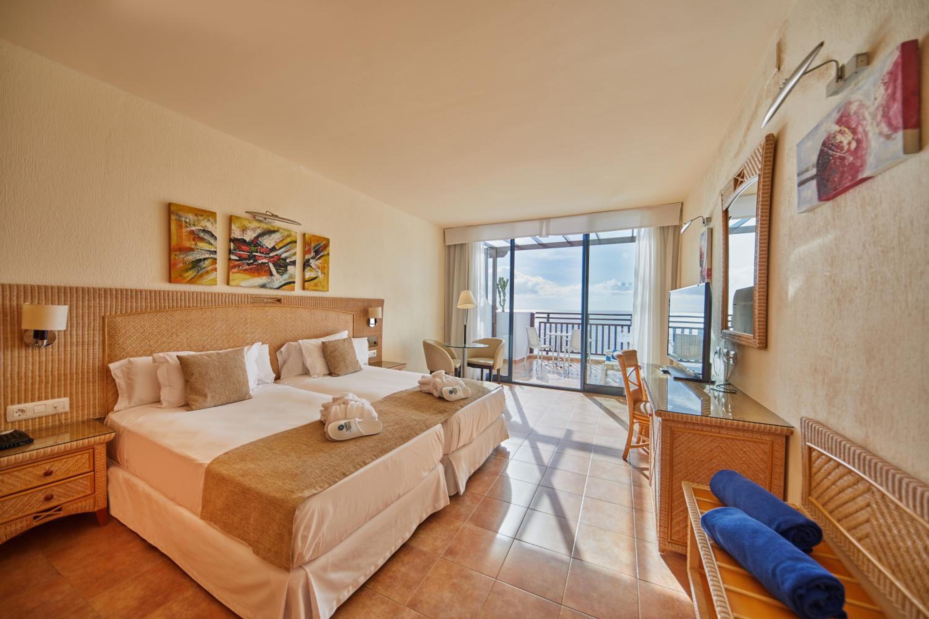 Suite Junior con Vista al Mar (2 Adultos + 1 Niño)