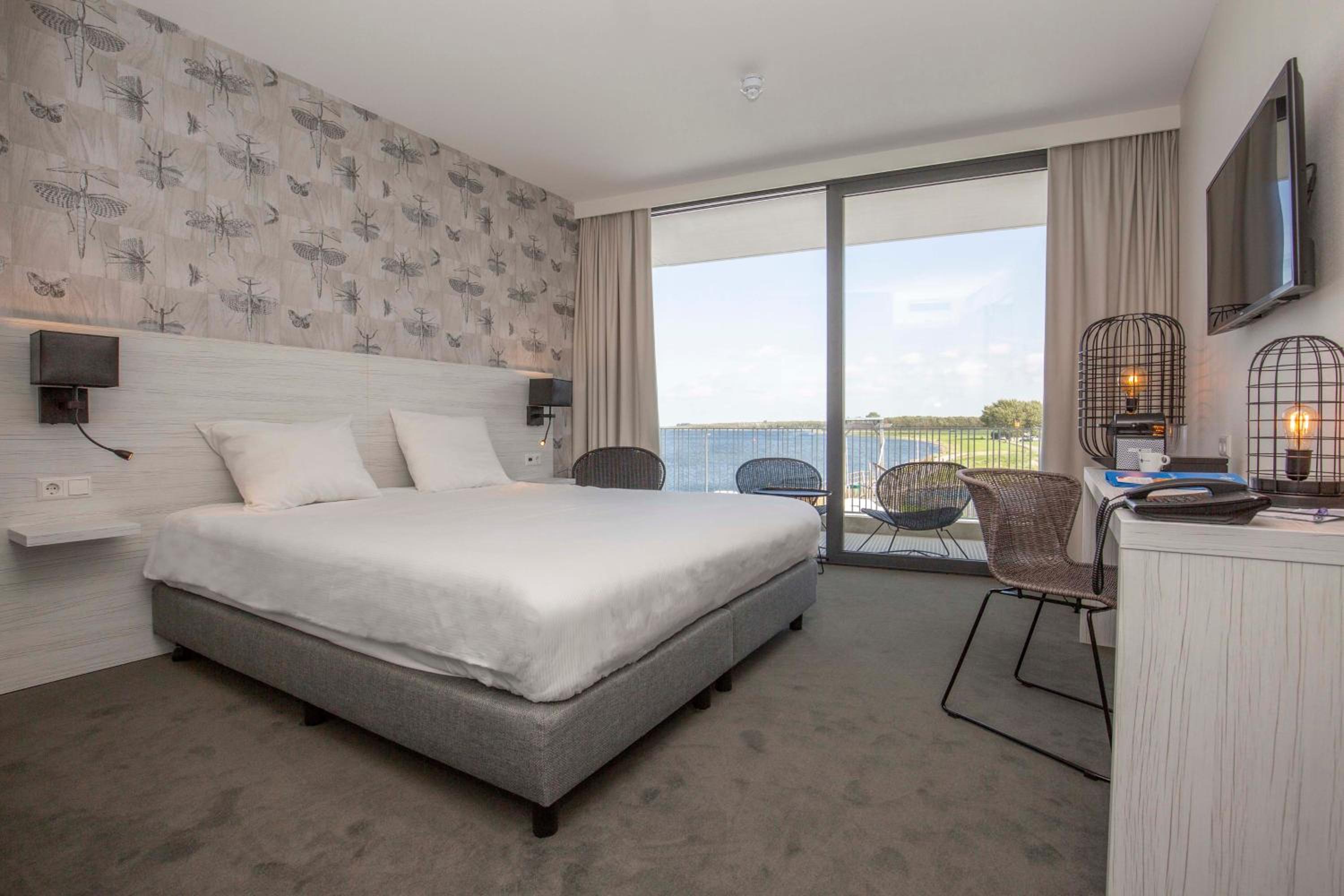 Deluxe Double or Twin Room with Lake View