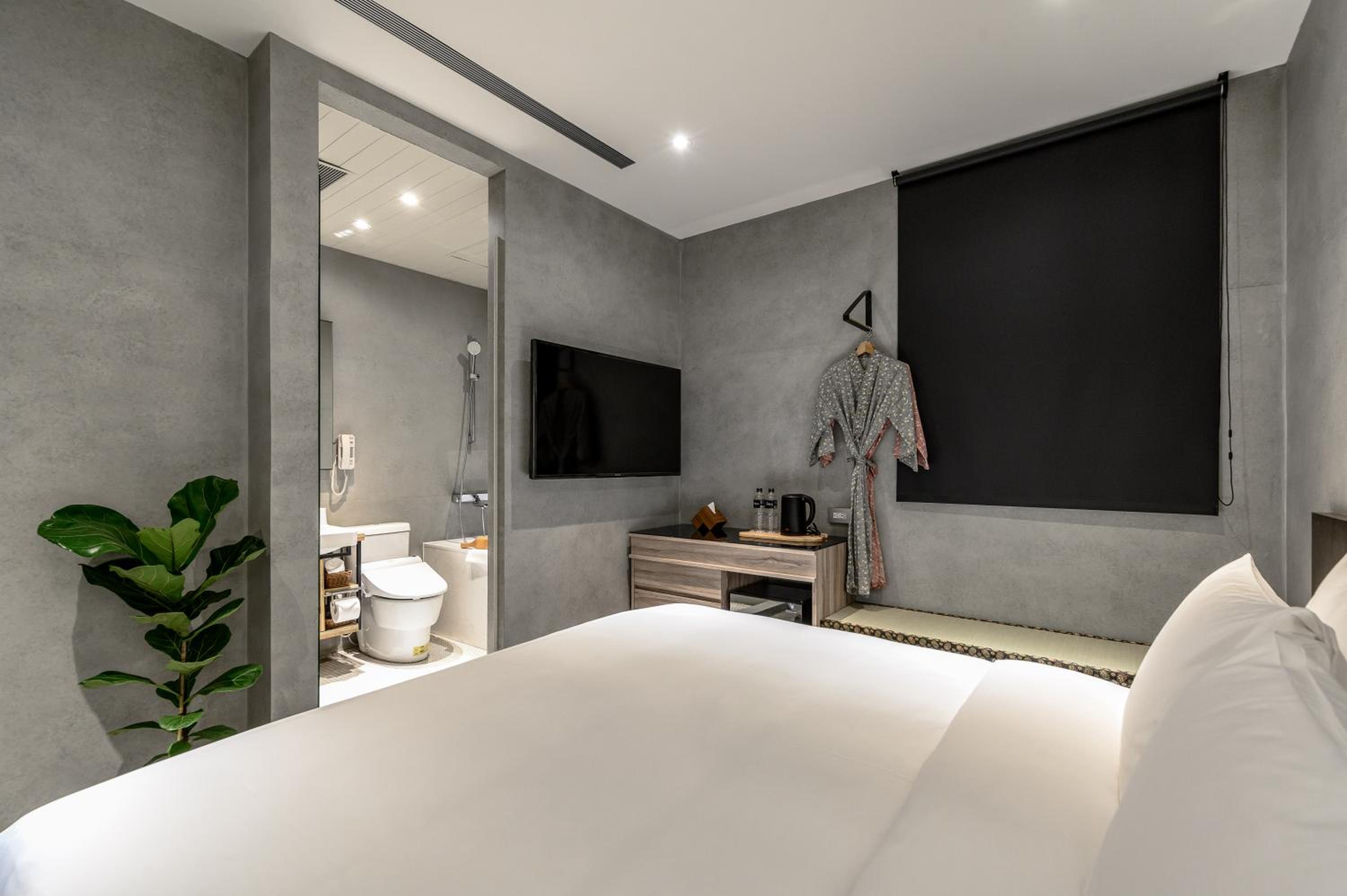 Standard Double Room - Photo 8