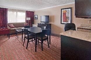 One-Bedroom Executive King Suite - Non-Smoking - Photo 1