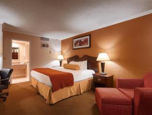 Queen Room with Roll-In Shower - Mobility Access - Photo 3