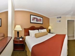 Queen Room with Roll-In Shower - Mobility Access - Photo 6