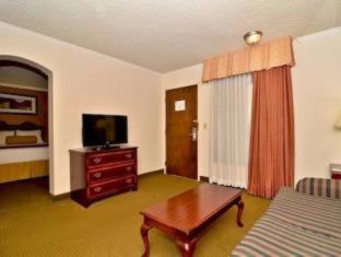 Queen Room with Roll-In Shower - Mobility Access - Photo 5