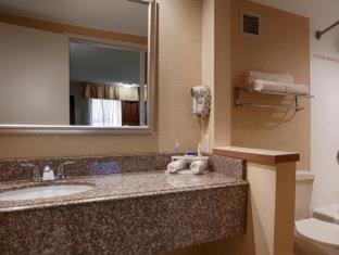 Queen Room with Roll-In Shower - Mobility Access - Photo 4