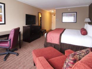 Executive Queen Room with Tub w/Grab Bars - Mobility Accessible/Non-Smoking - Photo 10