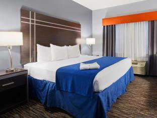 Queen Room with Two Queen Beds - Pet Friendly/Non-Smoking - Photo 6