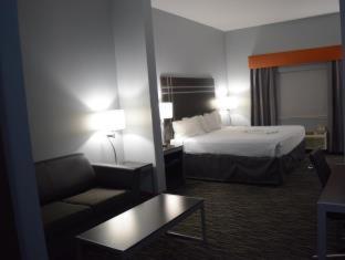 Queen Room with Two Queen Beds - Pet Friendly/Non-Smoking - Photo 3