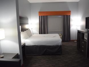 Queen Room with Two Queen Beds - Pet Friendly/Non-Smoking - Photo 7