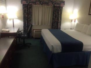 Queen Room with Two Queen Beds - Pet Friendly/Non-Smoking - Photo 10