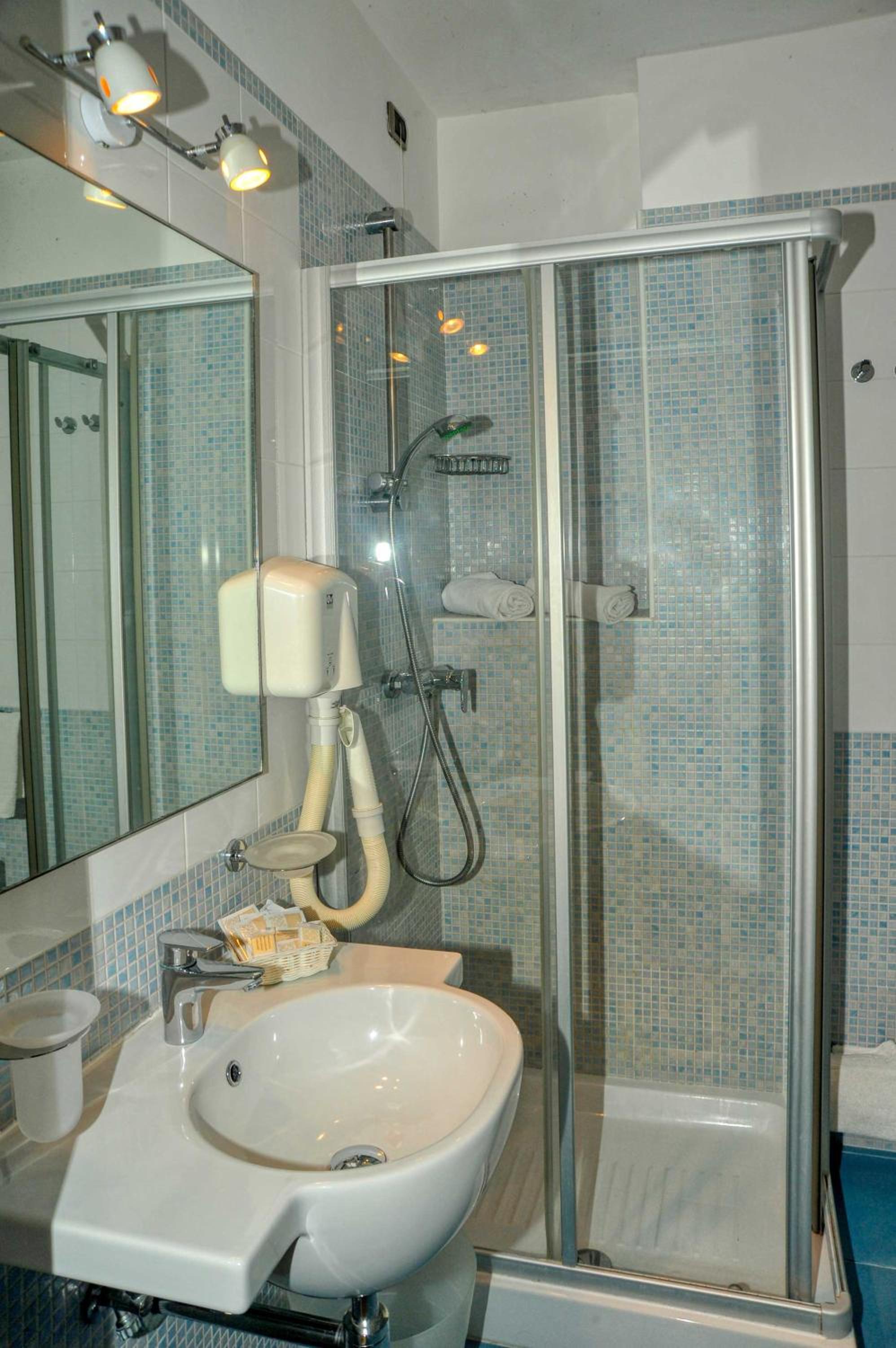 Standard Double Room - Photo 5