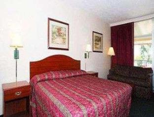 Queen Room with Two Queen Beds - Non-Smoking - Photo 4