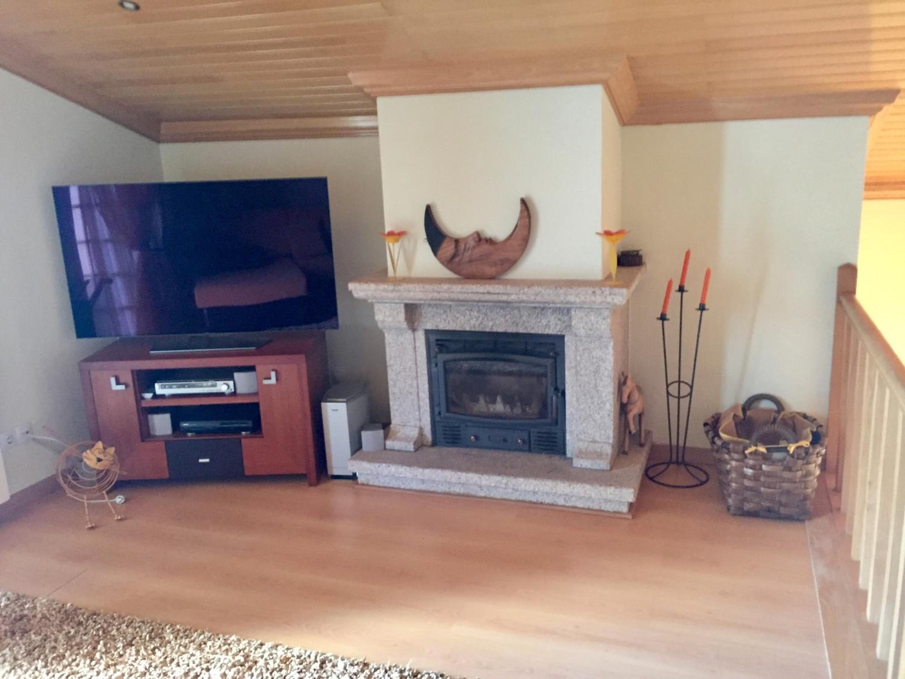 Three-Bedroom House - Photo 4