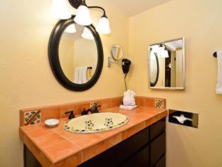 Queen Room - Disability Access Tub - Photo 17