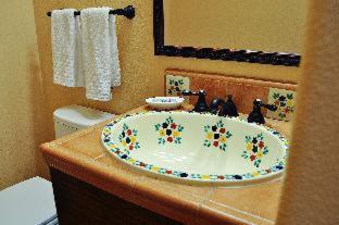 Queen Room - Disability Access Tub - Photo 14