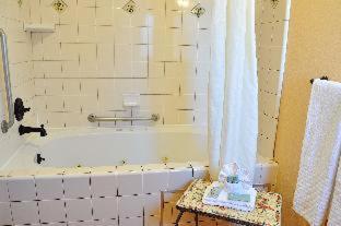 Queen Room - Disability Access Tub - Photo 7