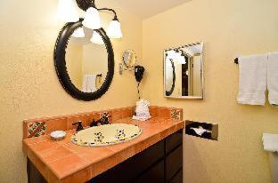Queen Room - Disability Access Tub - Photo 3