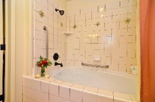 Queen Room - Disability Access Tub - Photo 13