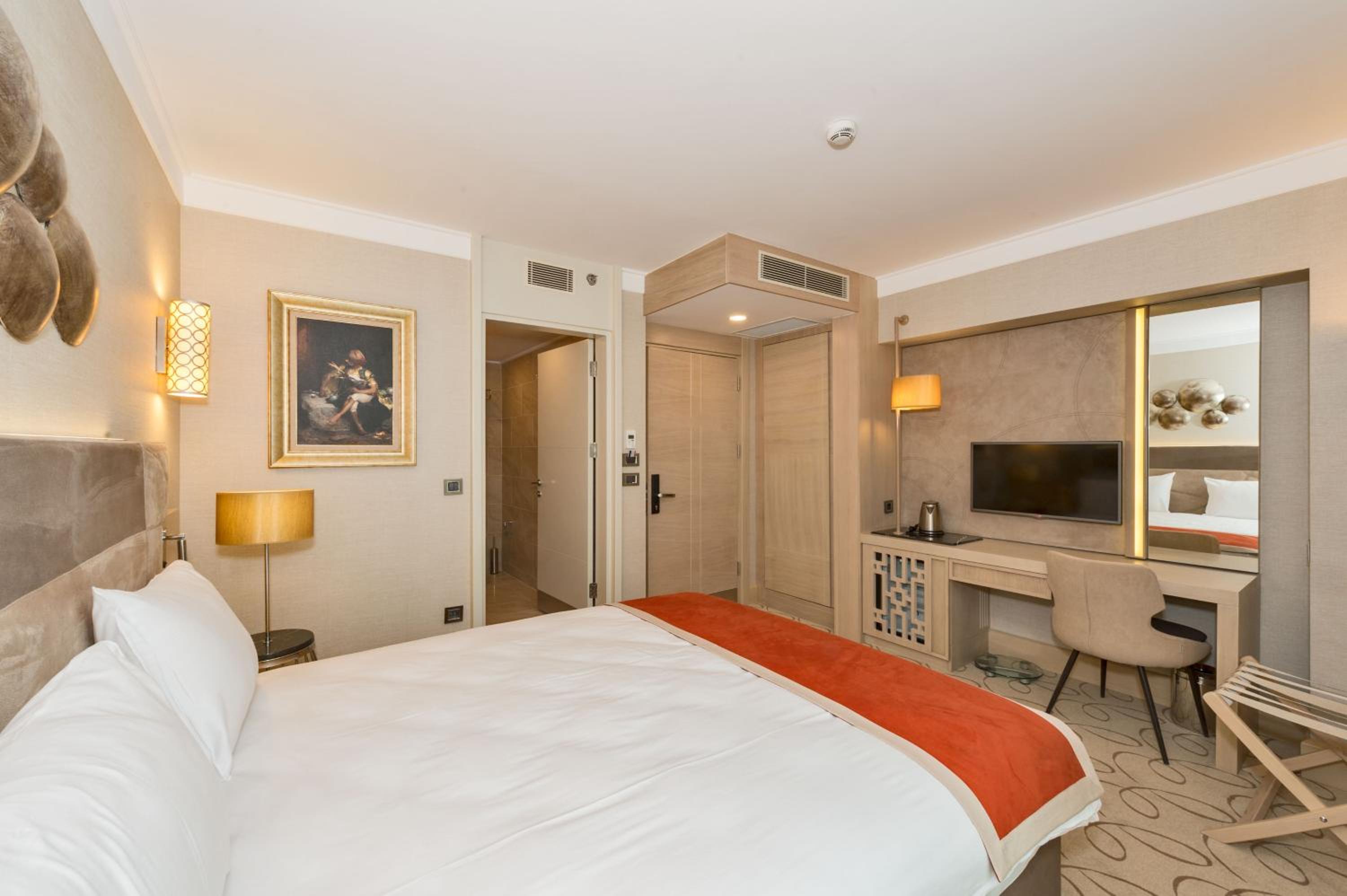 Economy Double Room- No Window photo 3