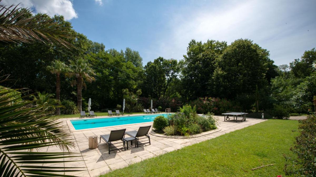Apartment with Pool View  photo 2