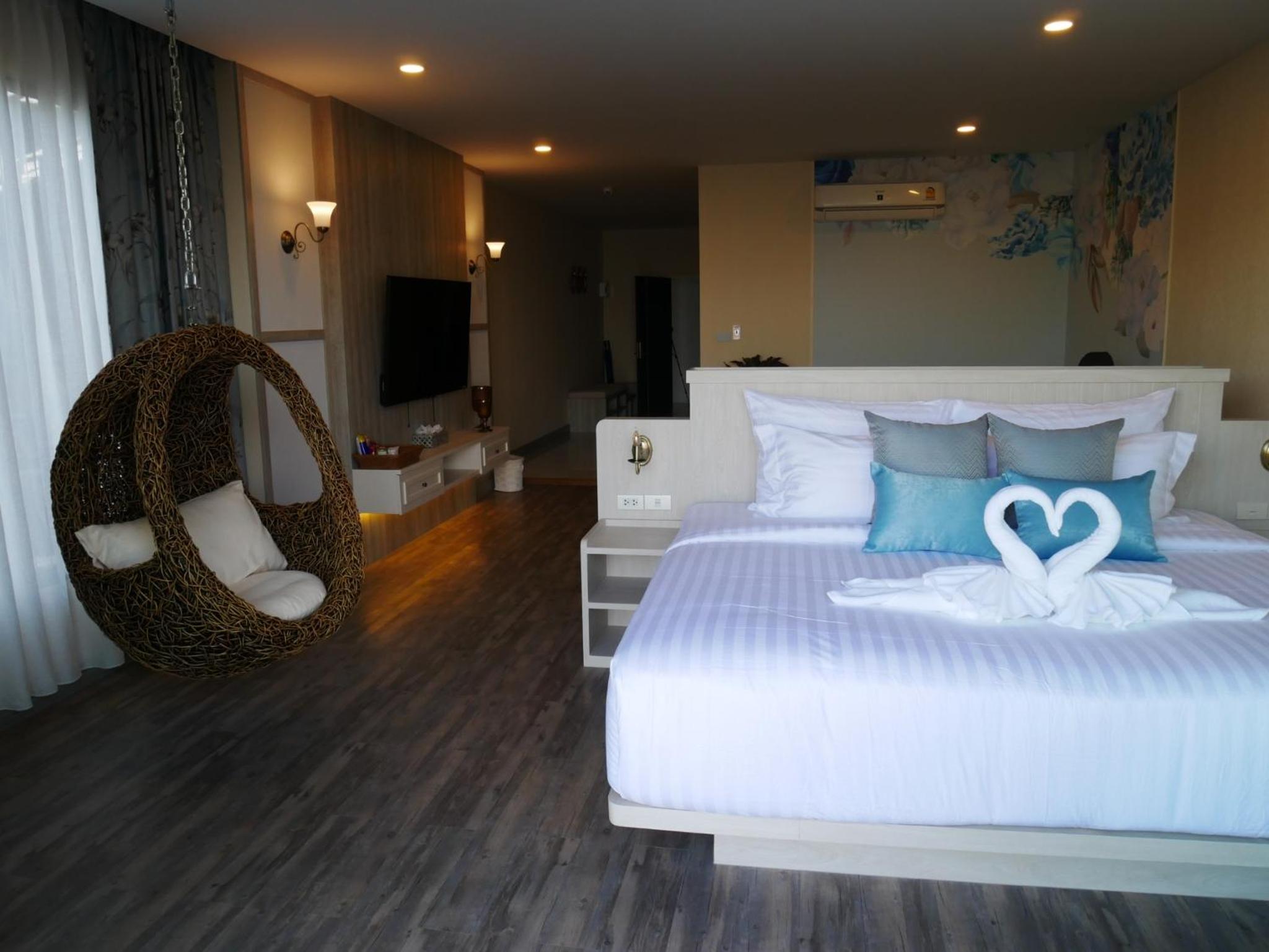 Executive Suite - Photo 1