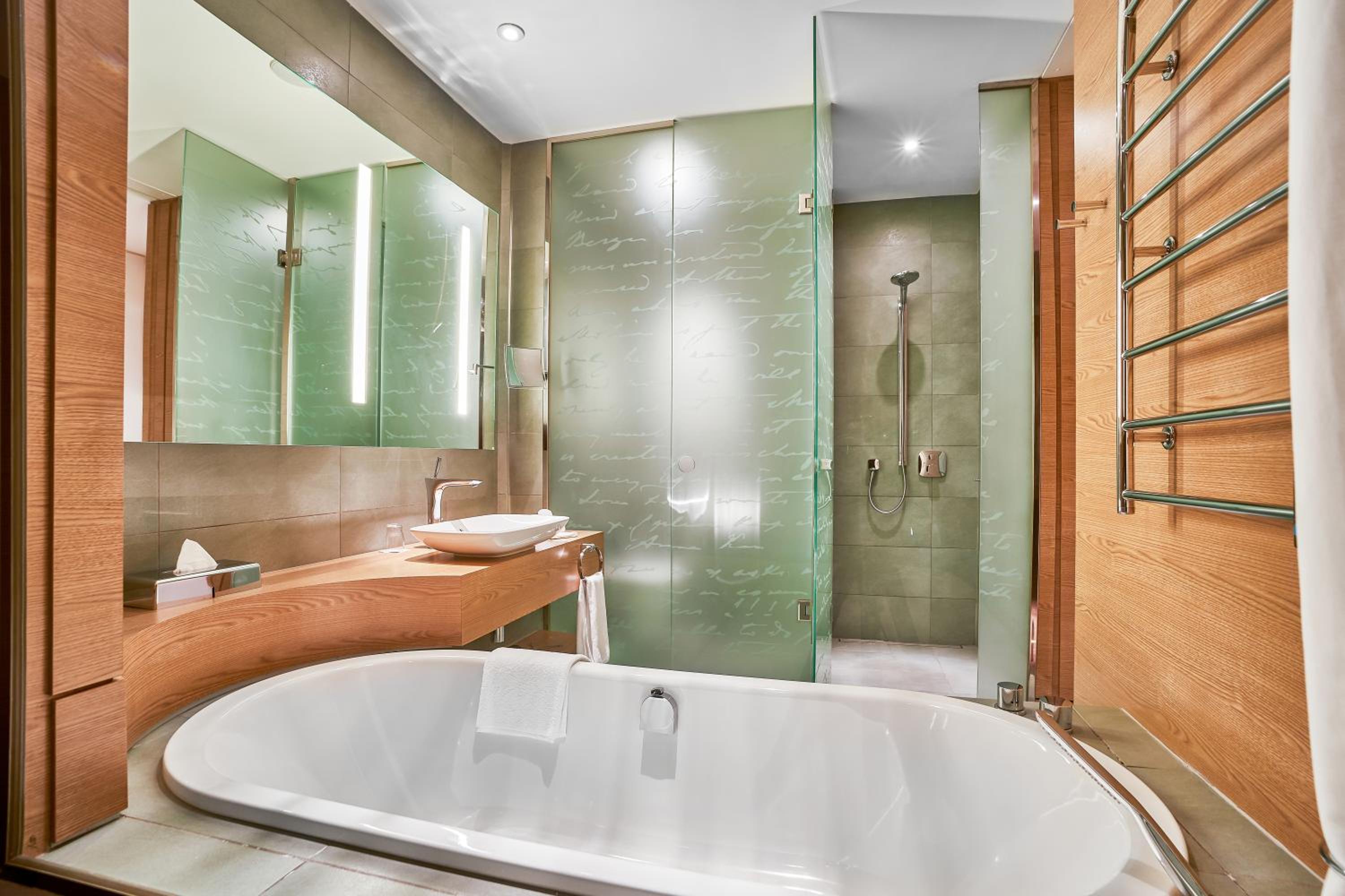 Superior Room with Balcony - Photo 6