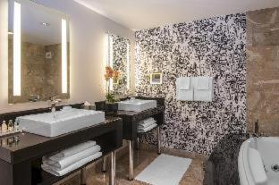 Standard King Room with Adapted Tub - Mobility and Hearing Accessible - Photo 7