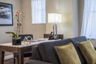 Standard King Room with Adapted Tub - Mobility and Hearing Accessible - Photo 5