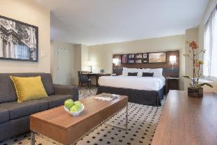 Standard King Room with Adapted Tub - Mobility and Hearing Accessible - Photo 6