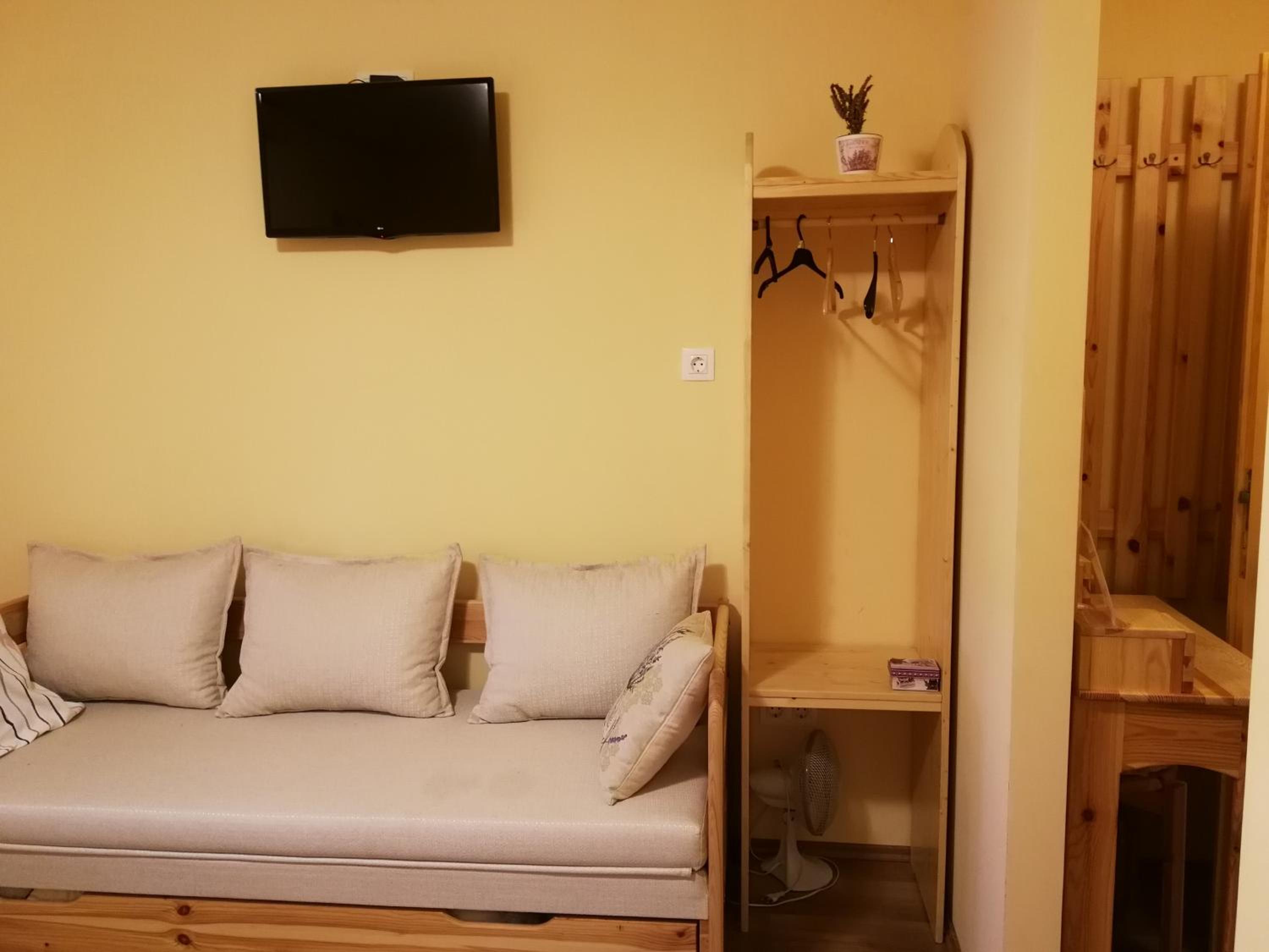 Family Room with Bathroom photo 3