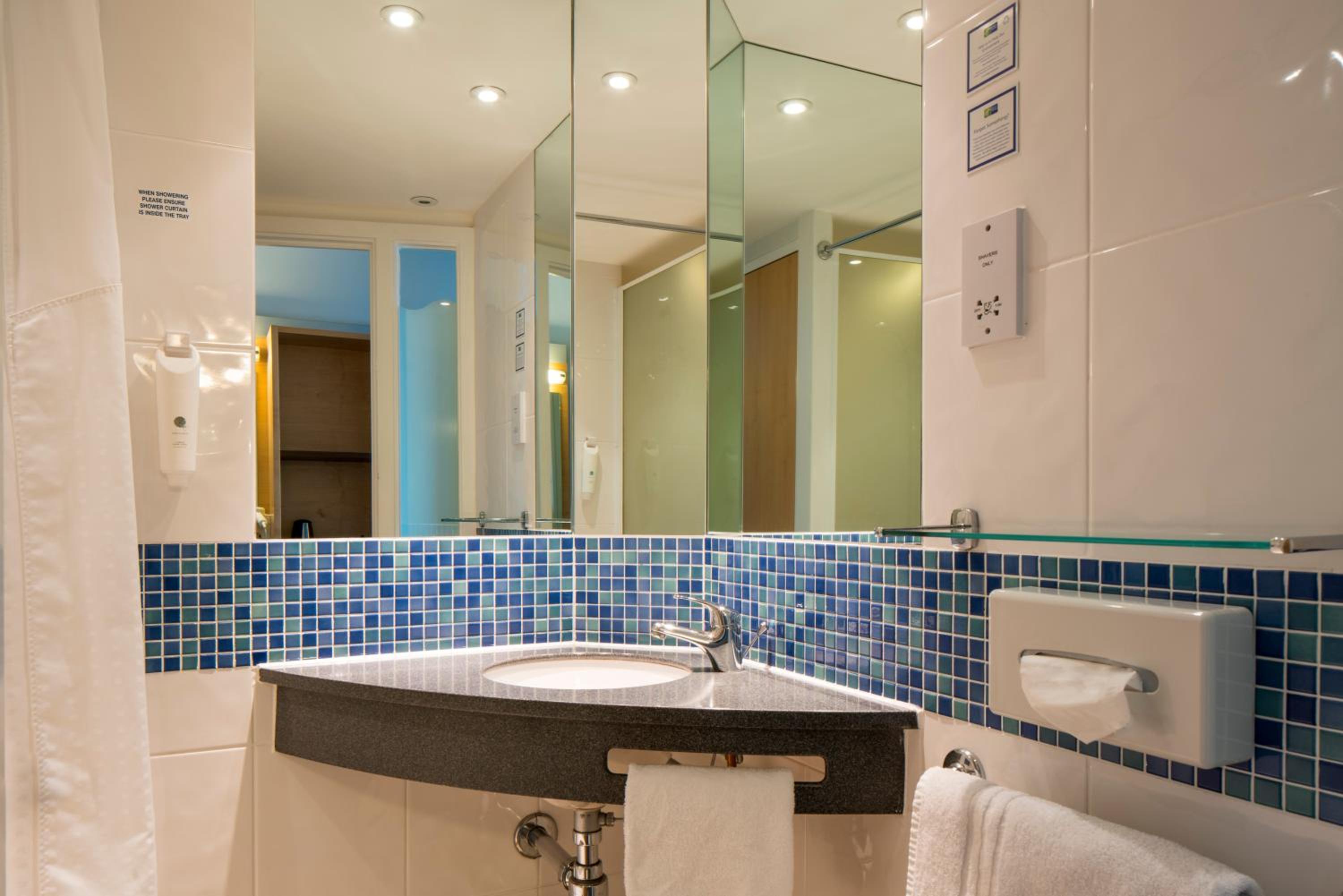 Standard Double Room with Sofa Bed and Free Hot Breakfast - Photo 6