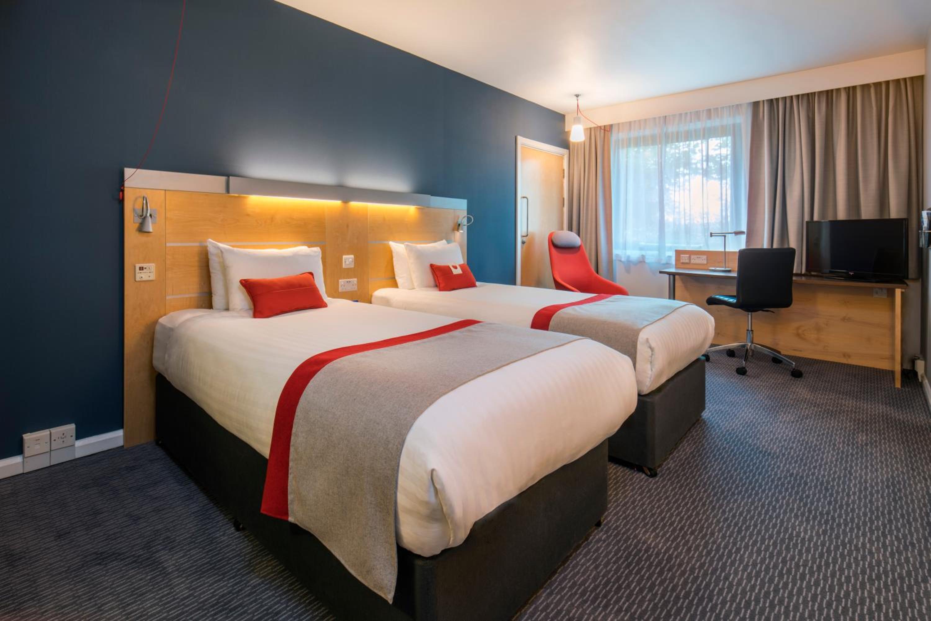 Standard Twin Room with Free Hot Breakfast - Accessible - Photo 1