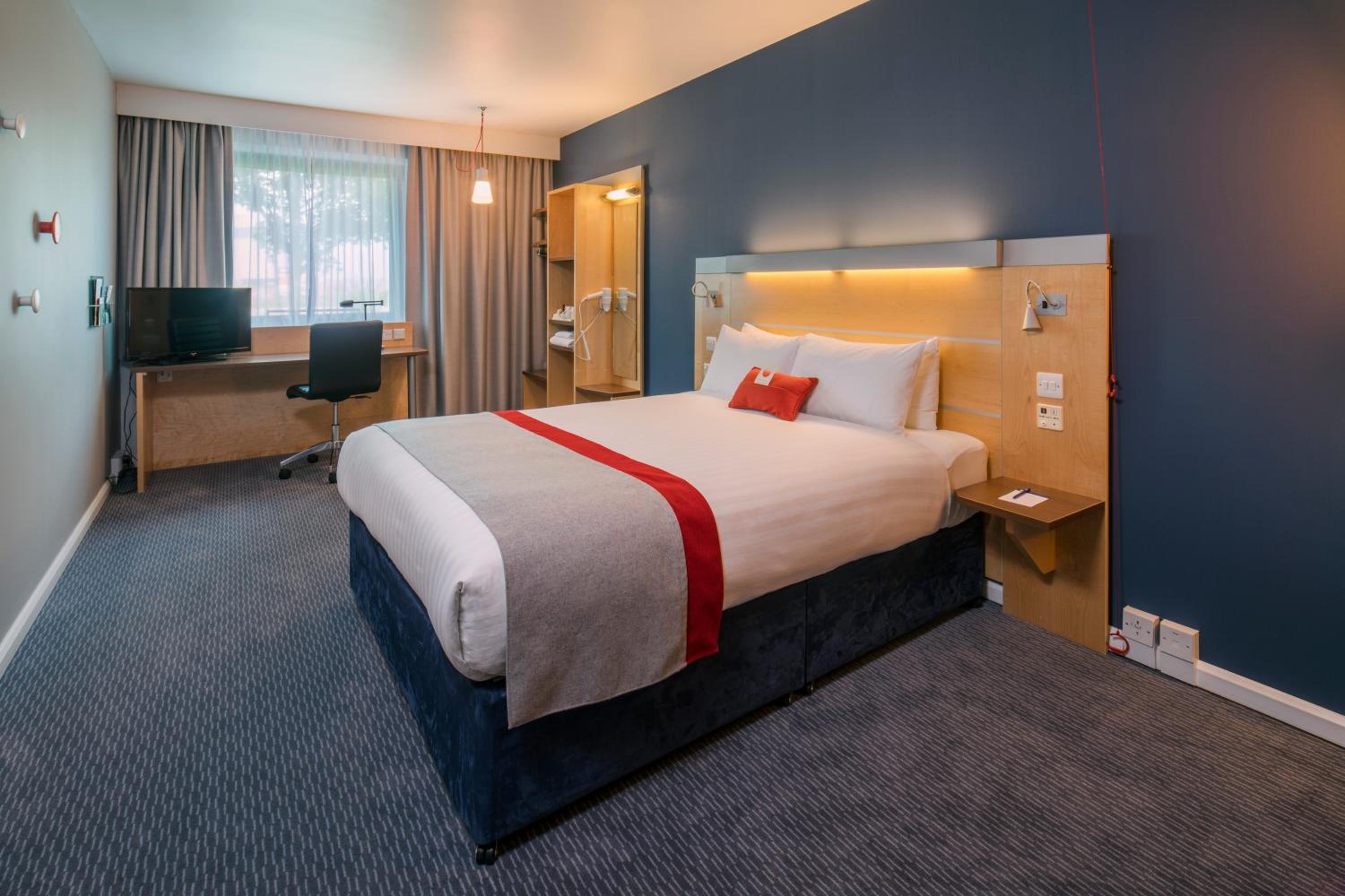 Standard Room with Free Hot Breakfast - Photo 5