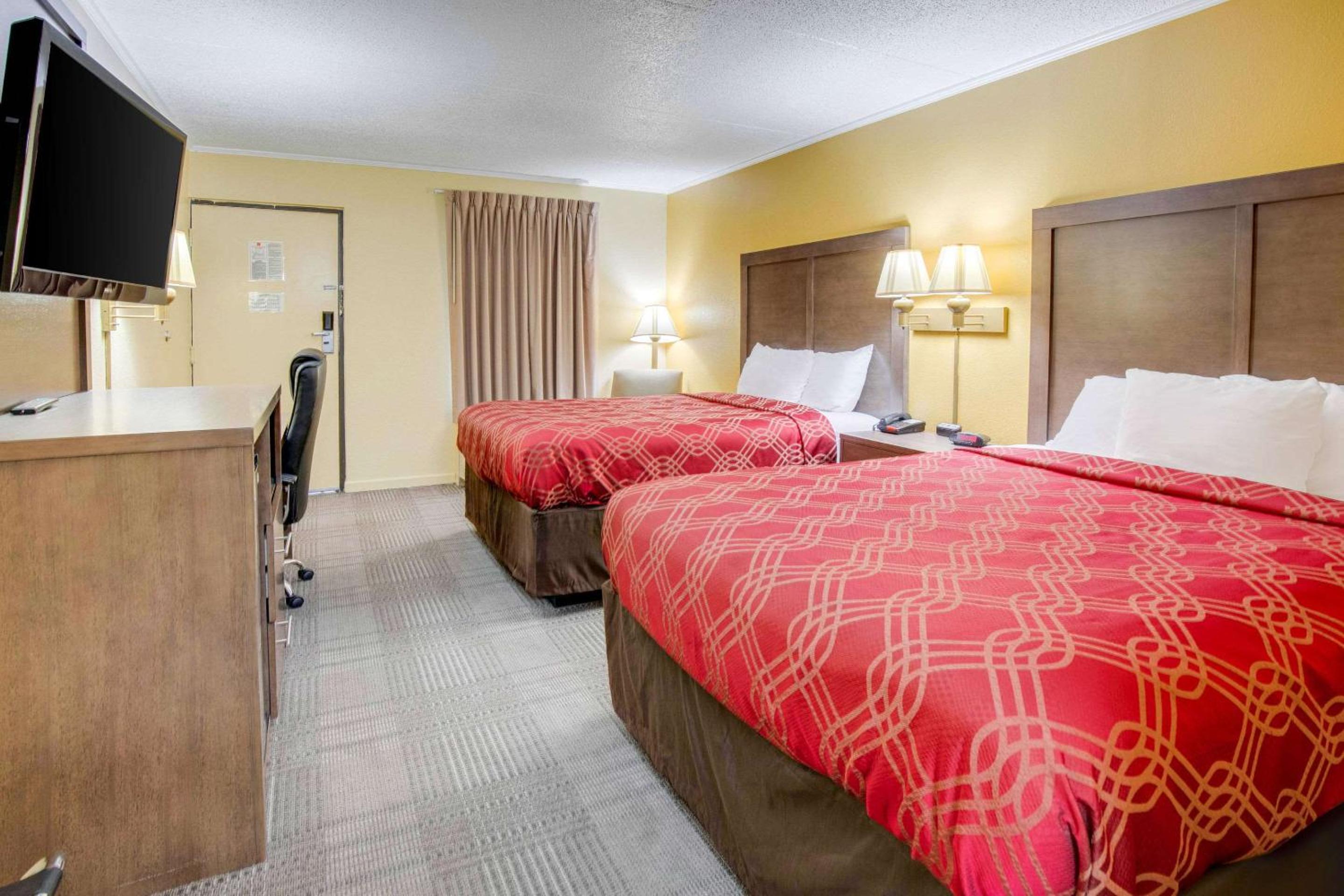 Queen Room with Two Queen Beds - Smoking - Photo 2