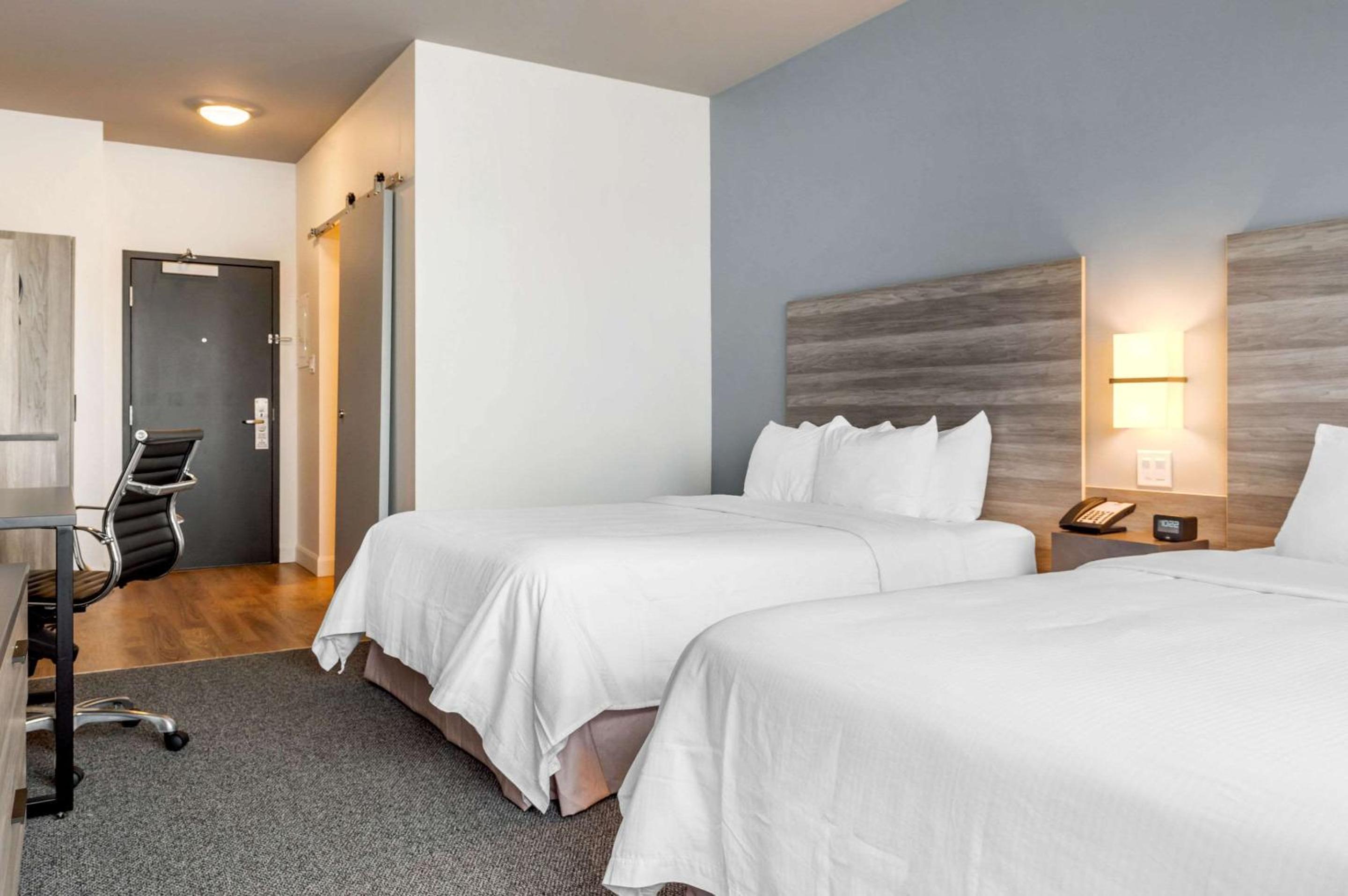 Standard Queen Room with Two Queen Beds - Non-Smoking - Photo 3