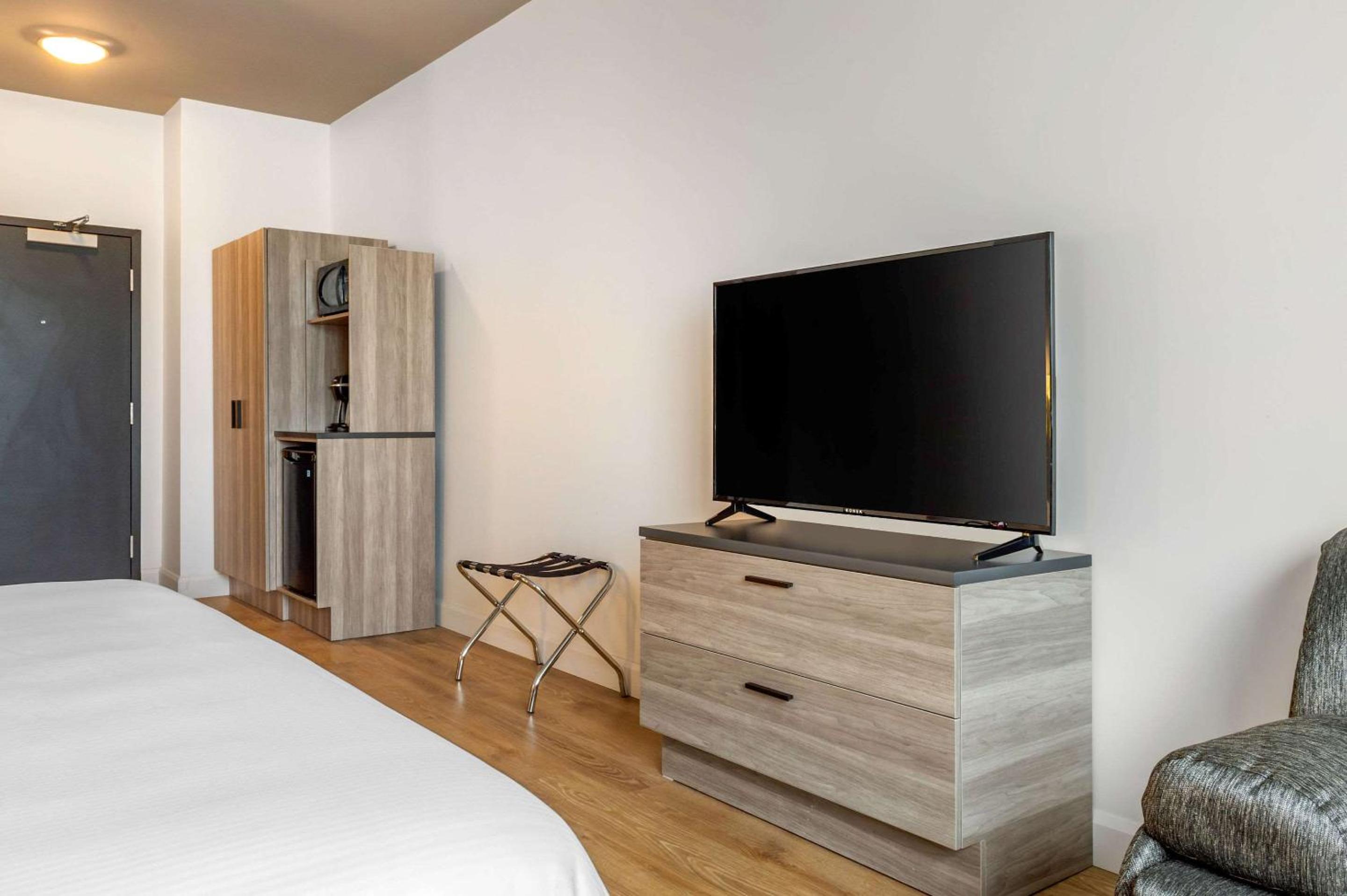 Standard King Room - Non-Smoking  - Photo 4