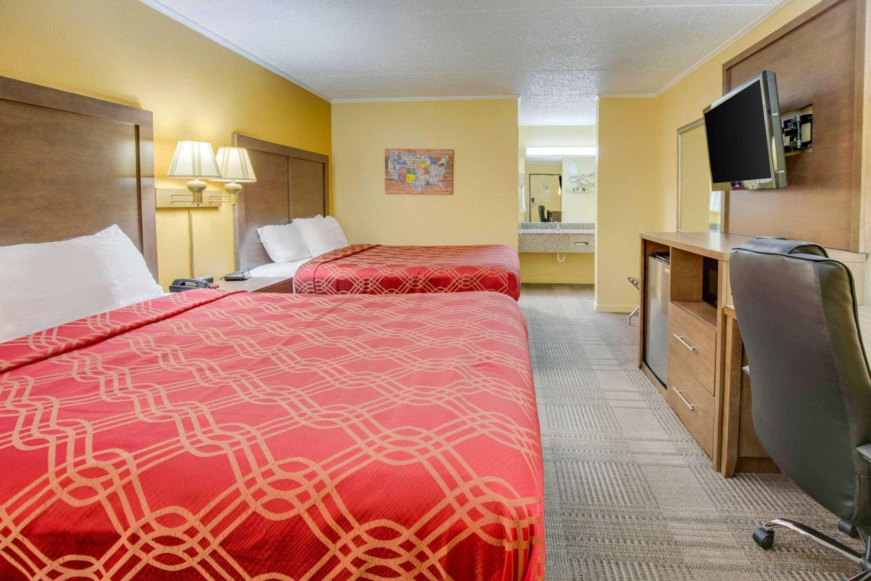 Queen Room with Two Queen Beds - Smoking - Photo 4