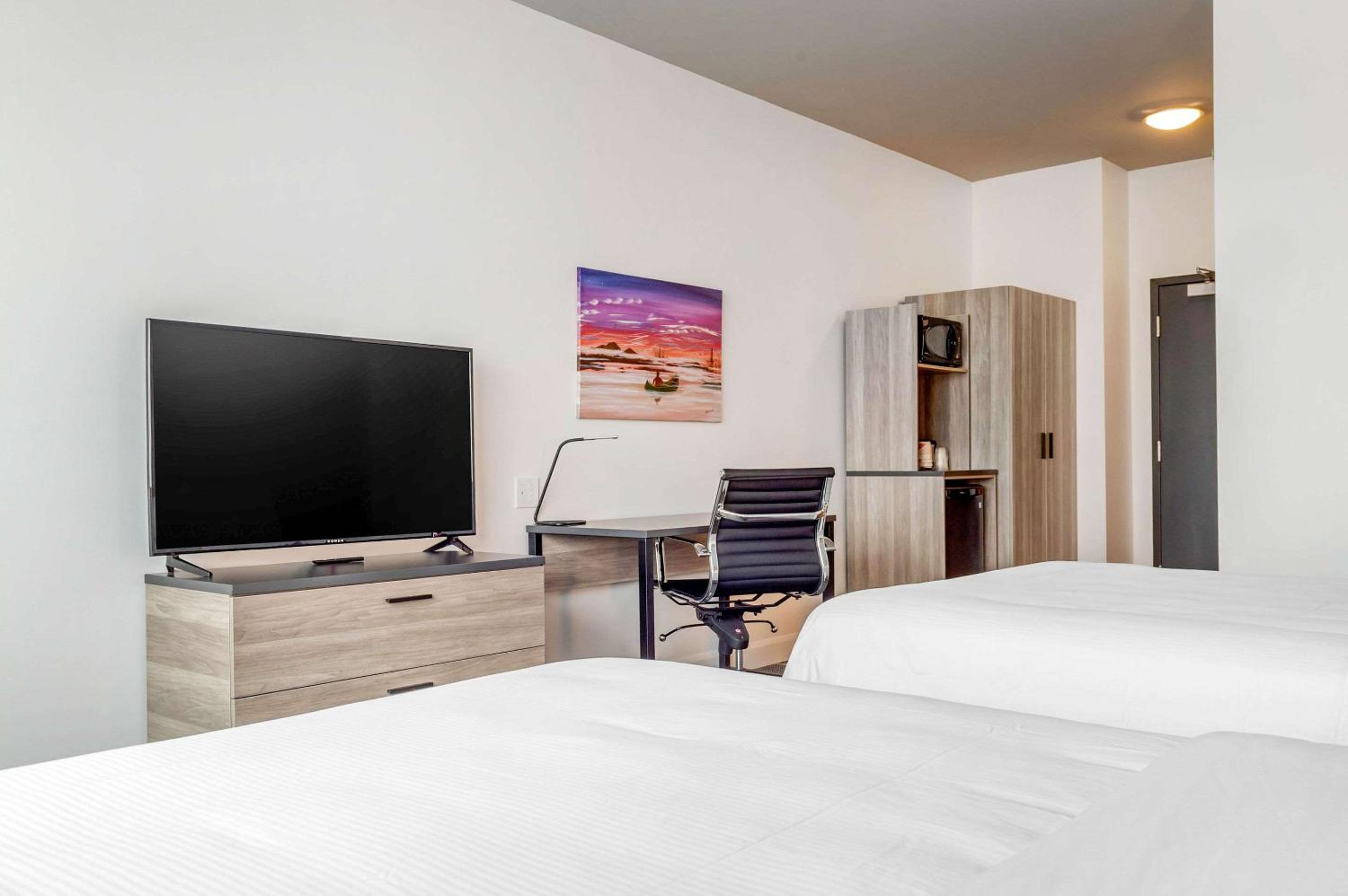 Standard Queen Room with Two Queen Beds - Non-Smoking - Photo 4