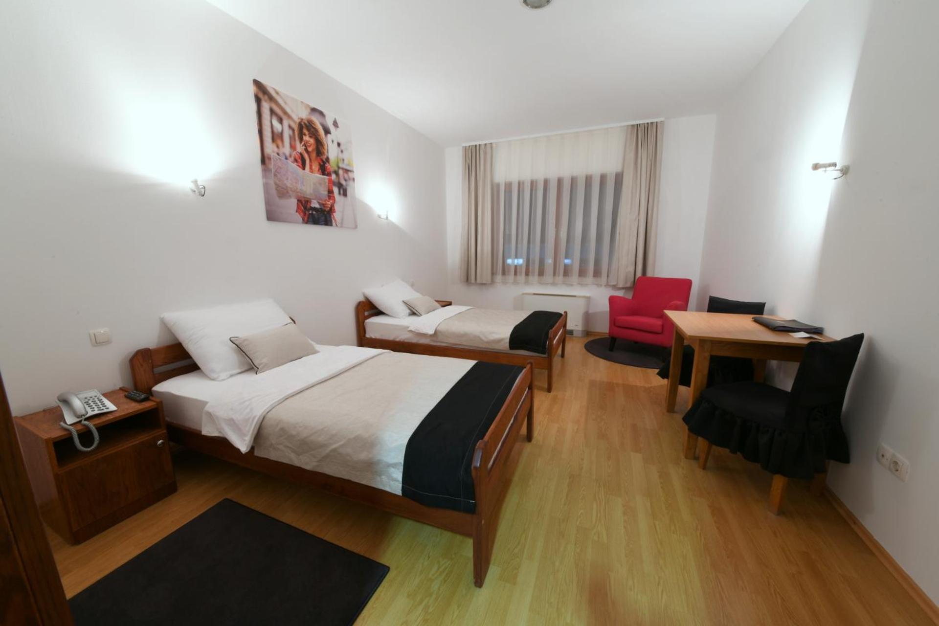 Twin Room - Photo 7