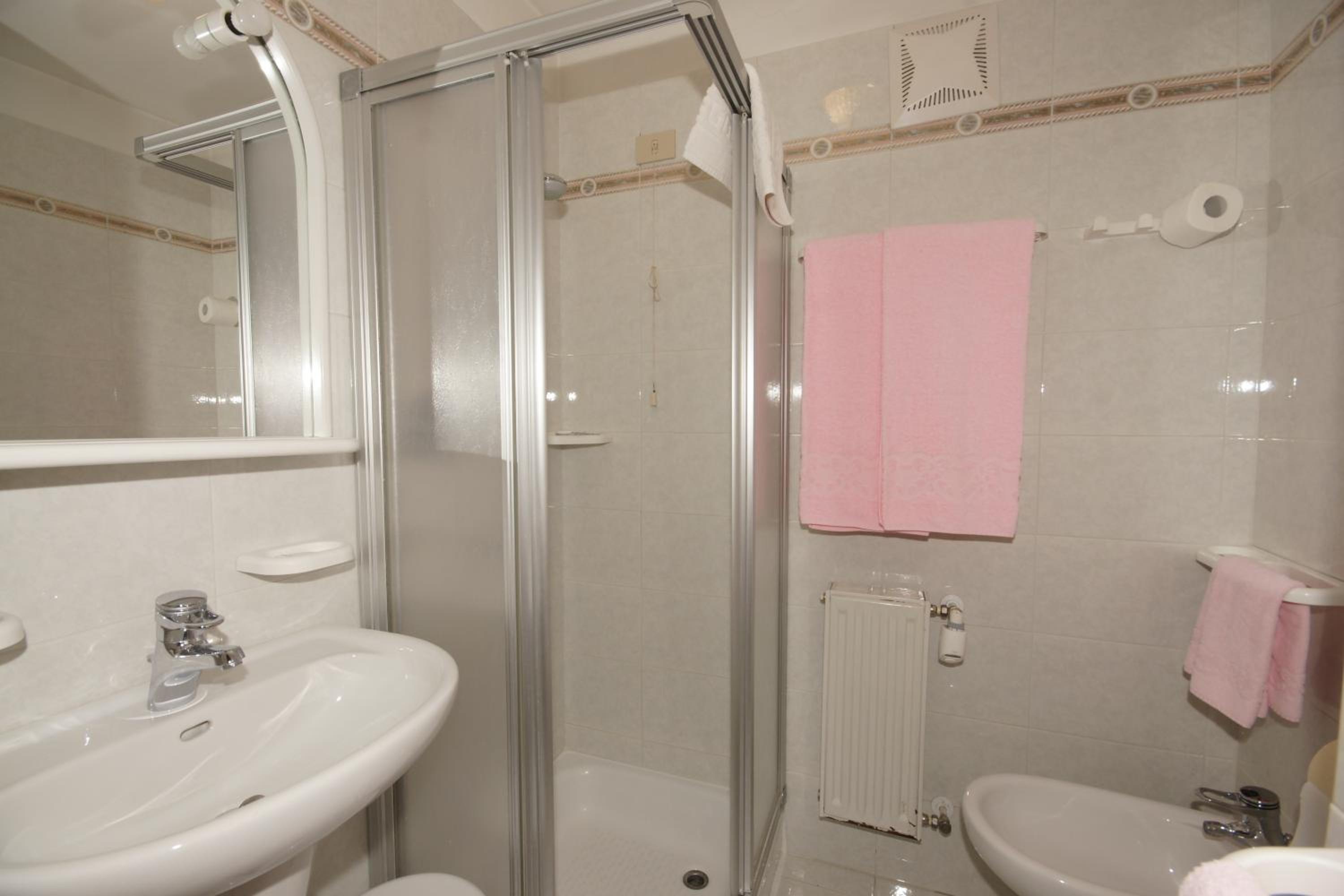 Double or Twin Room - Photo 3