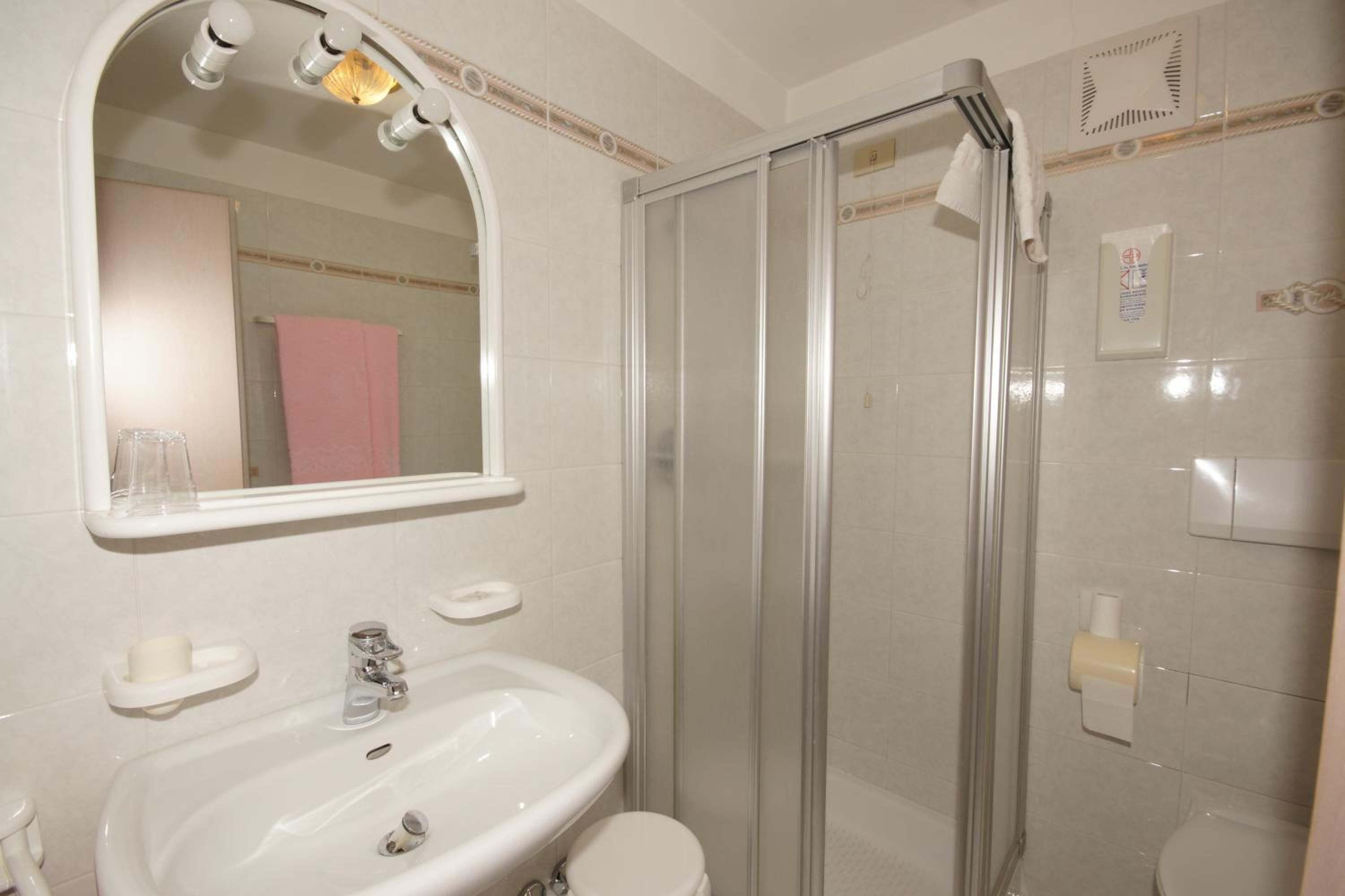 Large Double or Twin Room - Photo 3