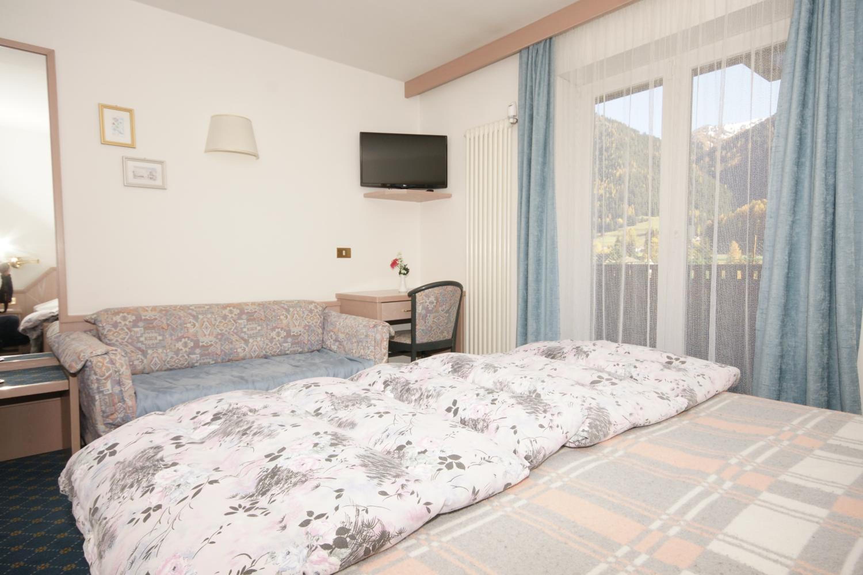 Large Double or Twin Room - Photo 2