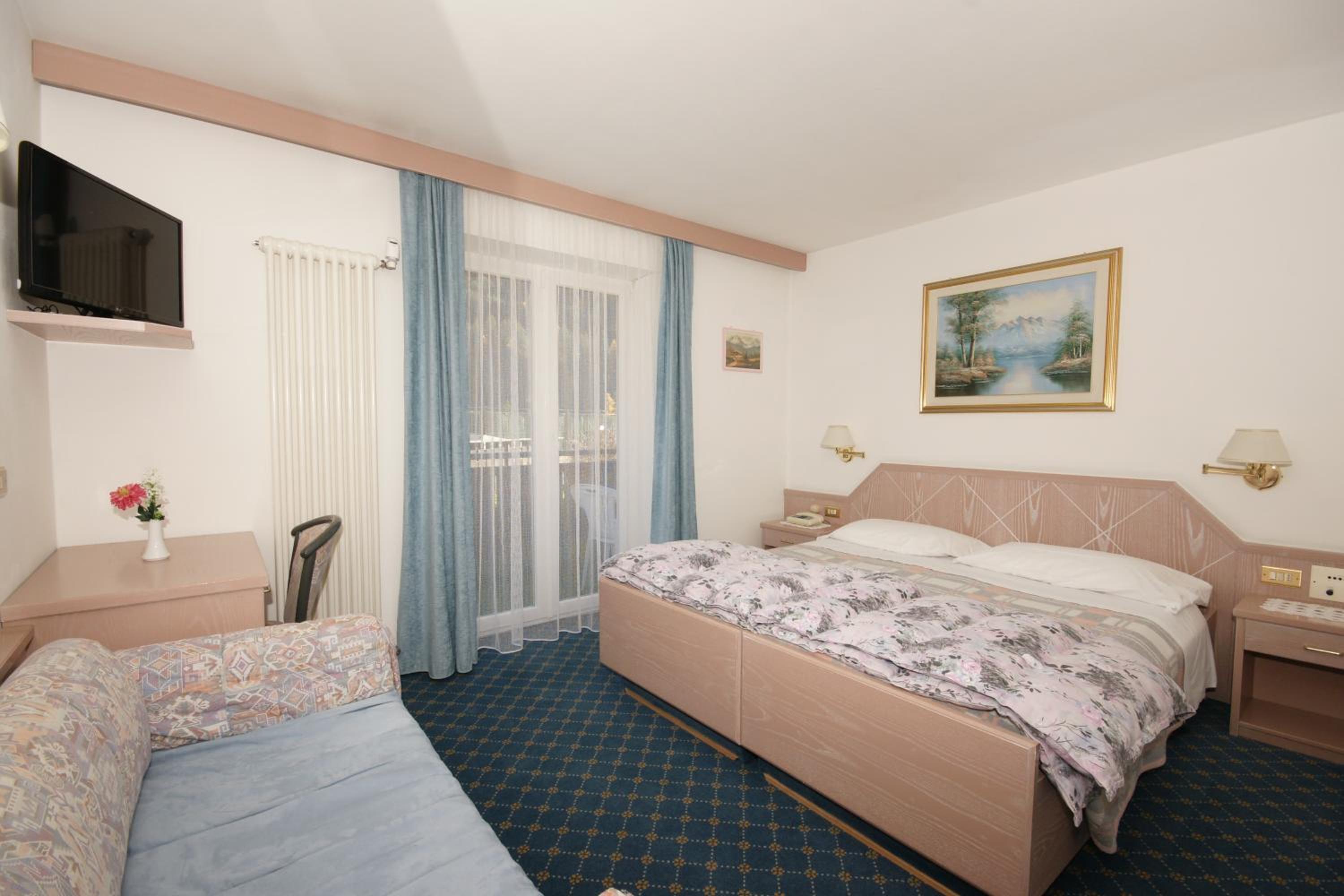 Large Double or Twin Room - Photo 1