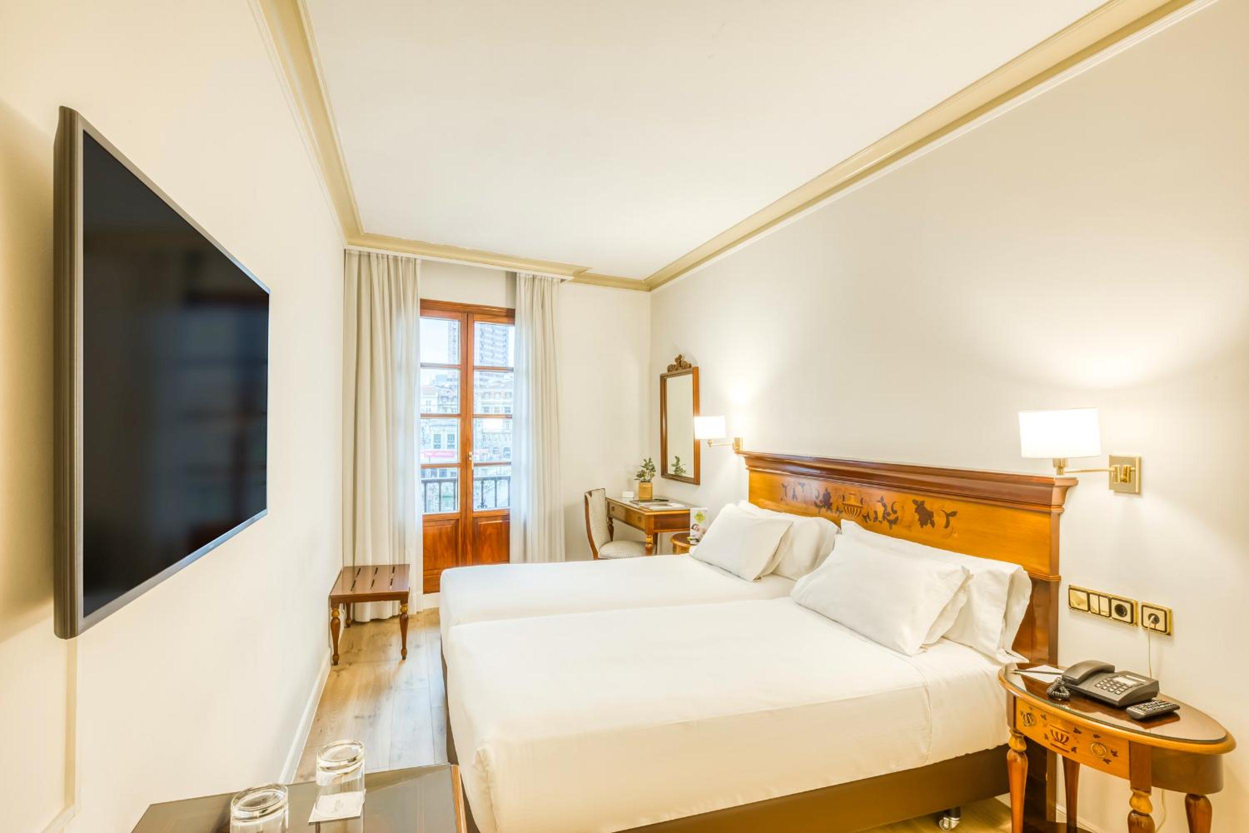 Classic Room with City View - 2 Beds
